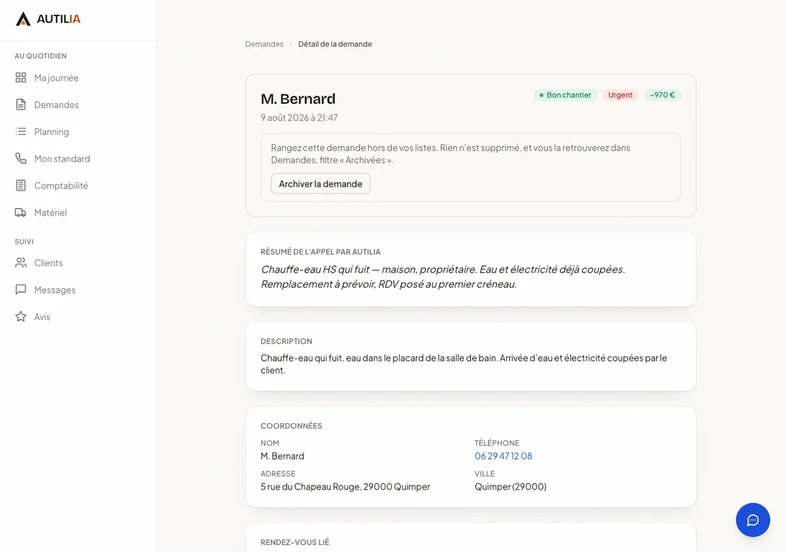 Fiche de demande : « M. Bernard », appel du dimanche à 21 h 47, badges « Bon chantier », « Urgent », « ~970 € », et le résumé de l’appel rédigé par l’assistante.